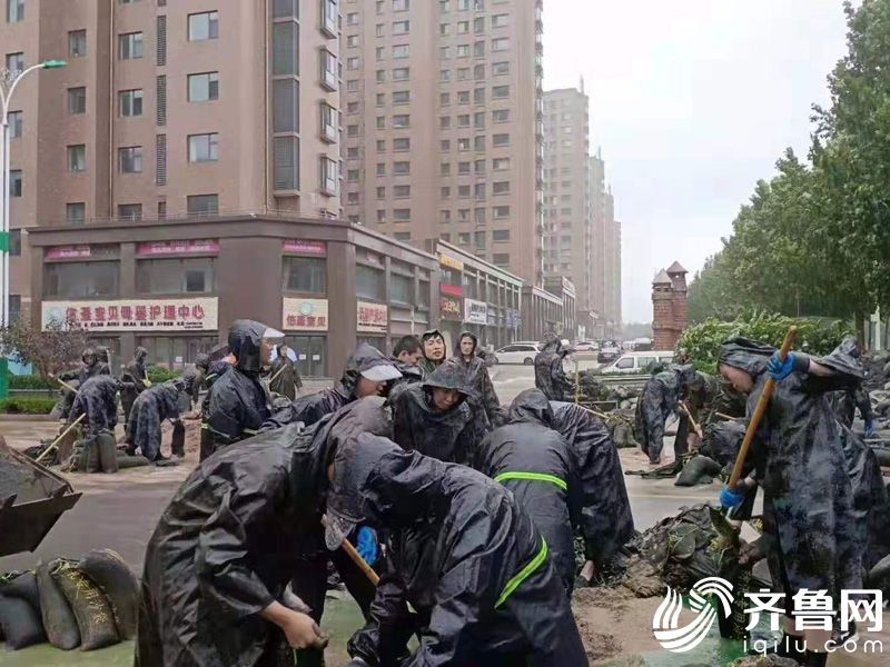 8月10日，青州泰华城潍坊银行自助银行附近积水严重，青州管辖行员工迅速赶赴现场，与青州泰华城员工一起冒雨铺设沙袋开展防护工作。
