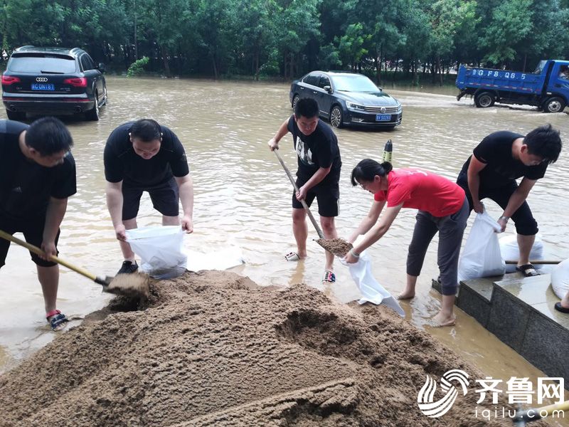 8月11日，弥河水位暴涨，寿光管辖行面临洪水威胁，员工紧急动员垒砌沙袋保护网点2