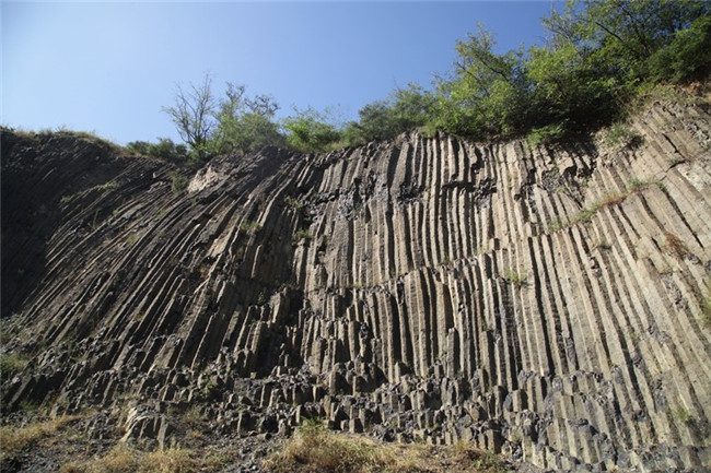 玩吧昌乐远古火山地质公园位于昌乐县乔官镇境内,2002年被山东省国土