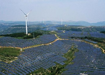 漫山遍野的太阳能板，枣庄荒山变身风光互补发电站！ 