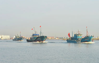 黄渤海区结束伏季休渔期 渔船燃炮出海