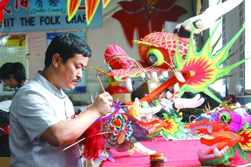 王永训在制作潍坊风筝代表作龙头蜈蚣风筝