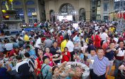 山东威海：邻里宴开席 上千居民同吃团圆饭