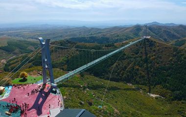 航拍大青山“亚洲第一长”高空玻璃吊桥