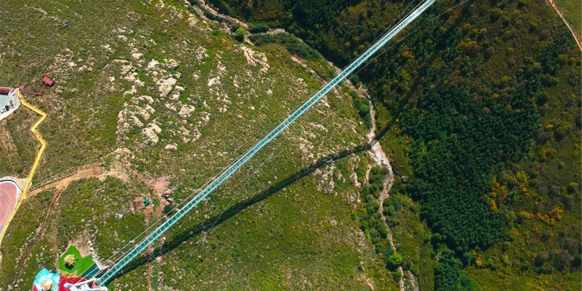 航拍大青山“亚洲第一长”高空玻璃吊桥