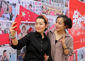 潍坊闪现“我和国旗同框” 照片墙 数百名市民与国旗合照亮相街头