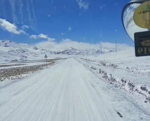 海拔7000米白雪皑皑的小路