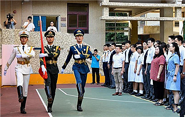 解放军驻香港部队仪仗队为香港中学生举行升旗礼