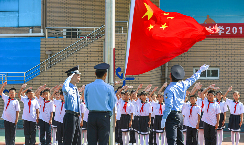 山东东营警校同庆 致敬新中国成立70周年