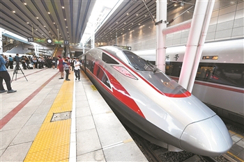9月26日，京雄城际铁路北京西至大兴机场段C2701次首发列车整装待发。本报记者 佟一博 摄