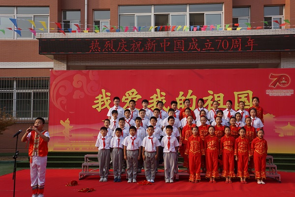 风展红旗如画 献礼祖国华诞