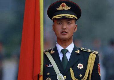 请祖国检阅！我是来自山东的阅兵仪仗方队擎旗手