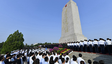 烈士纪念日，济南千名干部群众英雄山共祭先烈