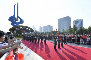 向祖国表白！济南泉城广场举行国庆升旗仪式