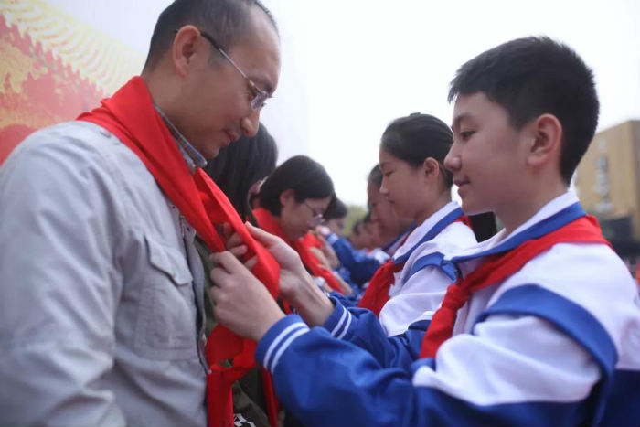 济南育英中学举行市中区“英雄中队”命名表彰大会 暨初一学生建队仪式