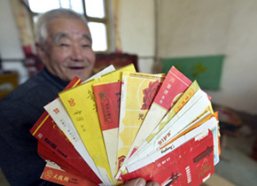 聊城80岁老人43年收藏超过2000张烟标