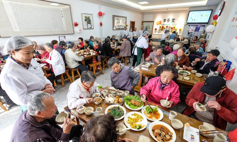 青岛一餐厅为百名老人提供免费午餐 365天全年无休