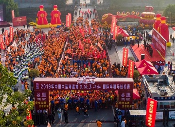 跑游文旅台儿庄，中国大运河湿地国际半程马拉松举行