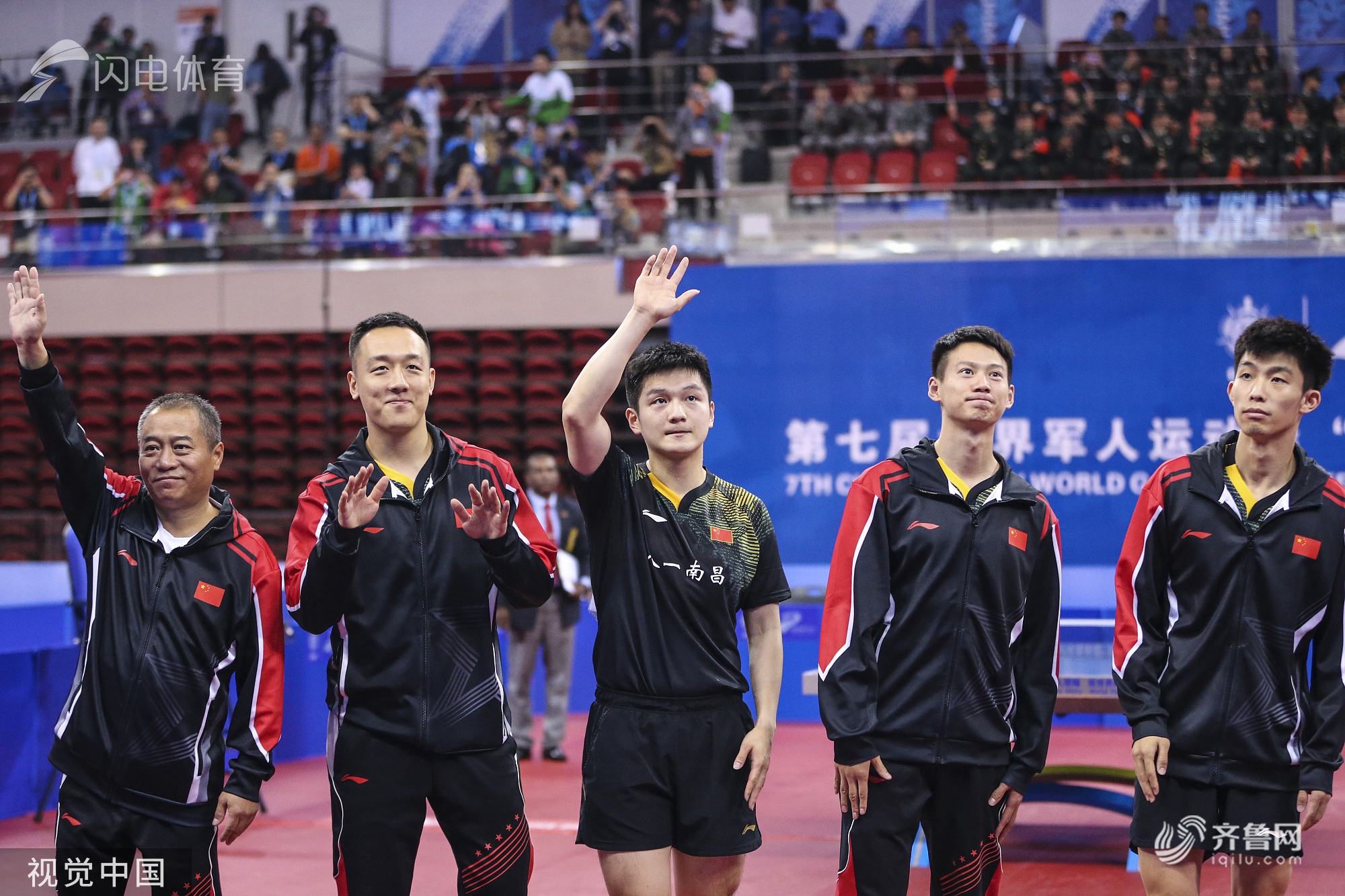 主教练王涛率领四名队员樊振东,周雨,周恺,徐晨皓赛后向观众致意.