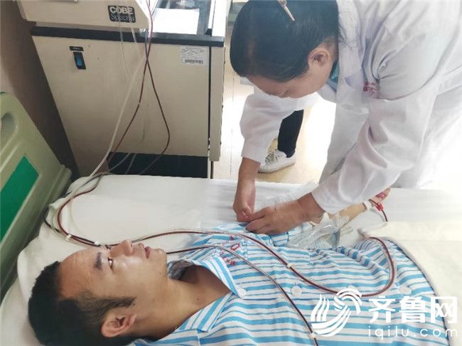 守在田亚身边的护士，每隔一段时间对他进行一次输血检查。