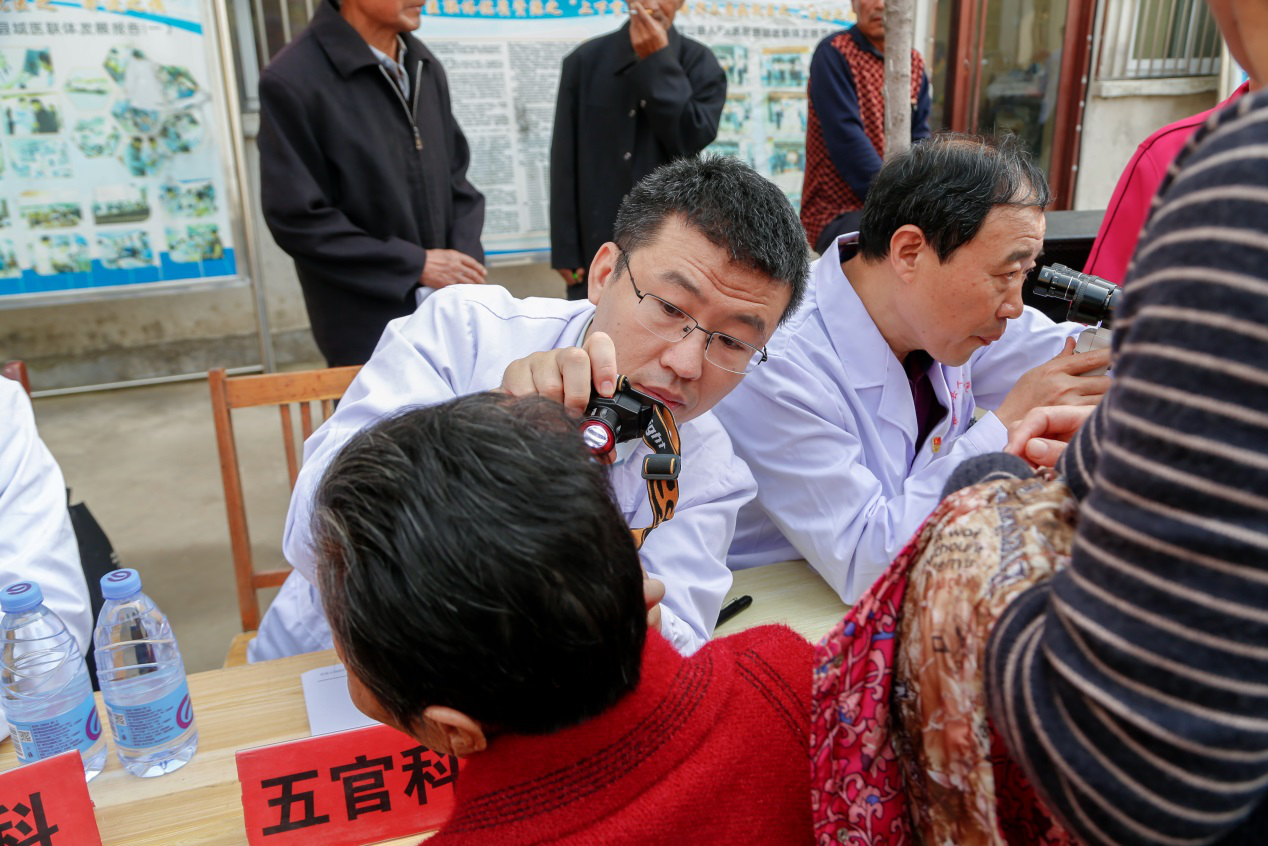 济宁市第一人民医院耳鼻喉科刘明磊在义诊