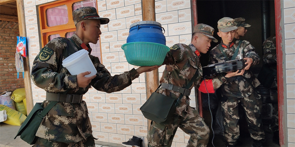 甘肃夏河县地震受灾情况排查中 武警抵达抢救百姓物资