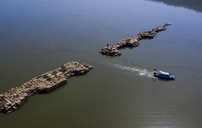 江西新余仙女湖水位下降 明代万年桥浮出水面