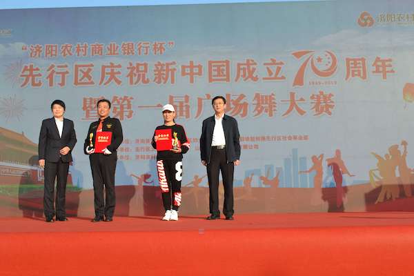 济阳农商银行监事长杨加花（左一）、先行区管委会社会事业部副部长王朋（右一）为第二名获奖者颁奖。
