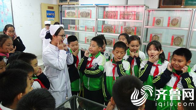 11月5日，在山东省科普教育基地，志愿者为小学生讲解面部肌肉组织。