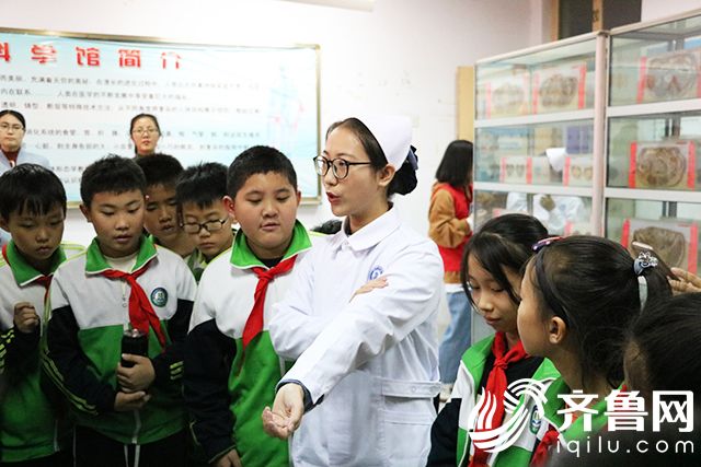 11月5日，在山东省科普教育基地，志愿者为小学生讲解人体上肢骨骼和肌肉构成。