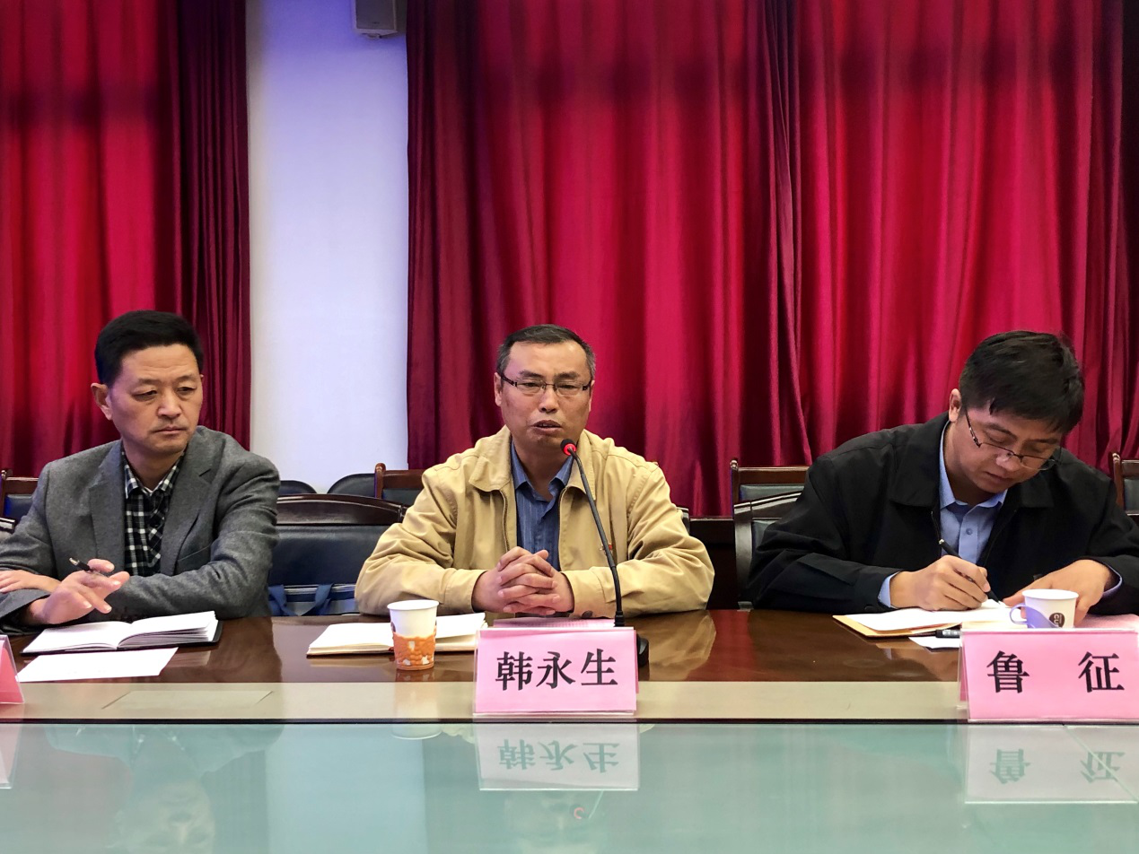 县纪委监委派驻七组组长张元金（左一）、省派第一书记韩永生（左二）、鲁征（左三）