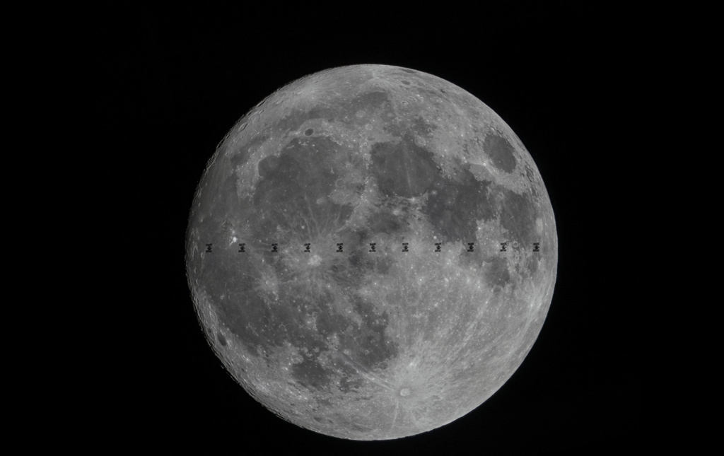 摄影师抓拍空间站在月球前方穿过壮观景象