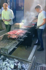 西班牙人聚餐吃烤肉