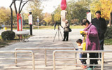 淄博：公园护栏装上了 坐轮椅的推孩子的为难了