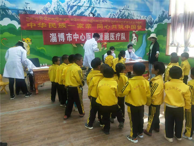 图片2  淄博市中心医院援藏医疗队在为藏族儿童进行先心病筛查
