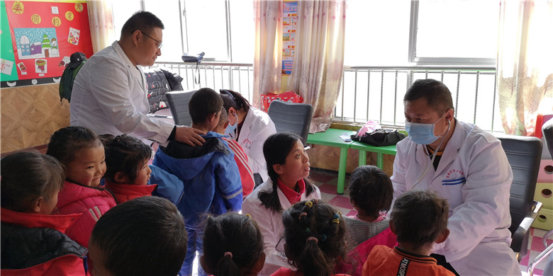 图片3  济南援藏医疗队在为藏族儿童筛查