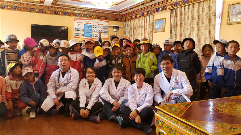 图片5 淄博医疗队与接受先心病筛查的藏族儿童合影