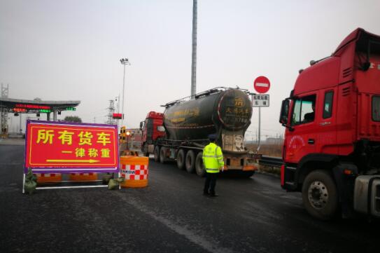 高速路入口治超首日 淄博1小时近20辆货车被劝返
