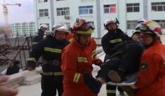 老人不慎跌落阳台 威海消防紧急救援