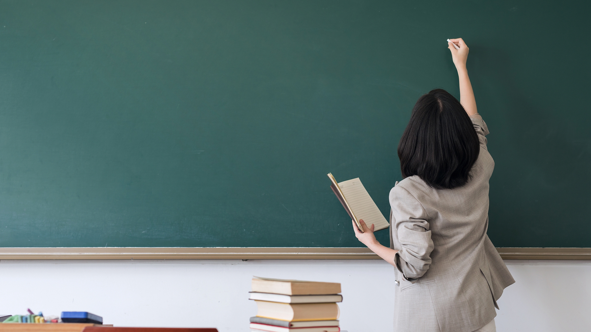 教育部公开曝光8起违反教师职业行为十项准则典型案例