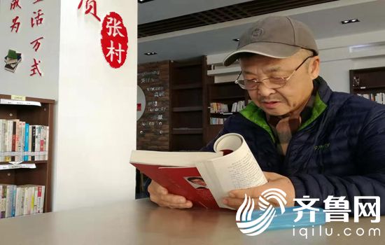 64岁读者贾梦君在翻阅图书