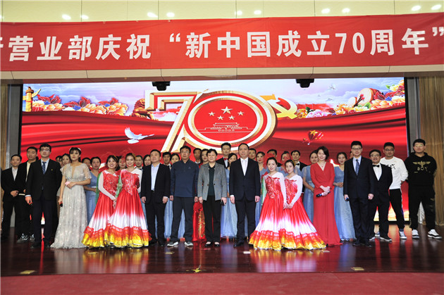 22举办“新中国成立70周年”文艺汇演