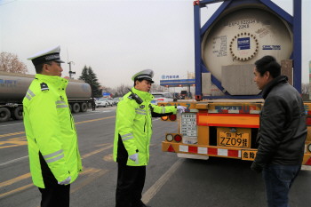 淄博高速交警组织开展“逢五”高速公路交通违法行为集中整治行动