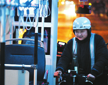 济南首条24小时公交“满月” 30晚载客2056人次