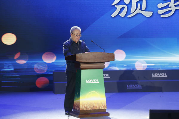 中国农业机械化协会副会长杨林宣布获奖名单