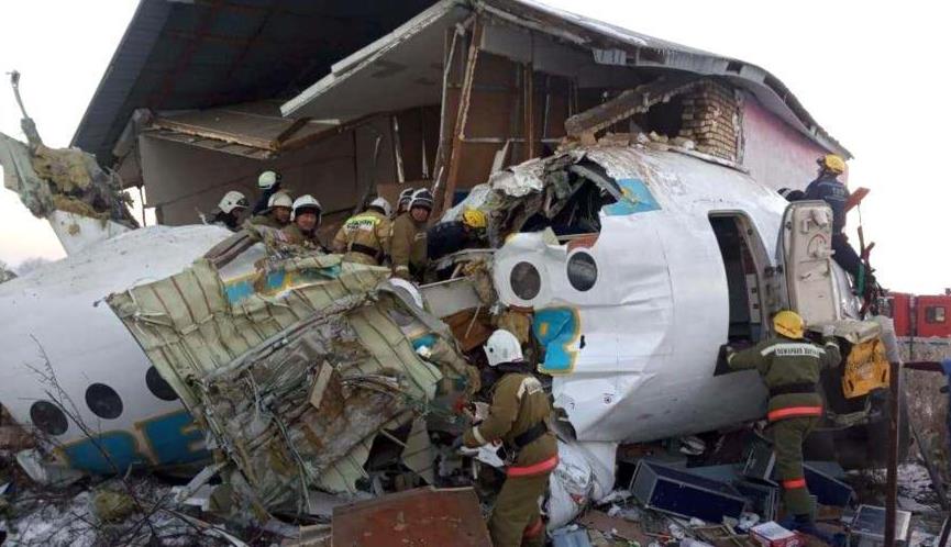 哈萨克斯坦客机坠毁已致14死35伤 幸存者正撤离
