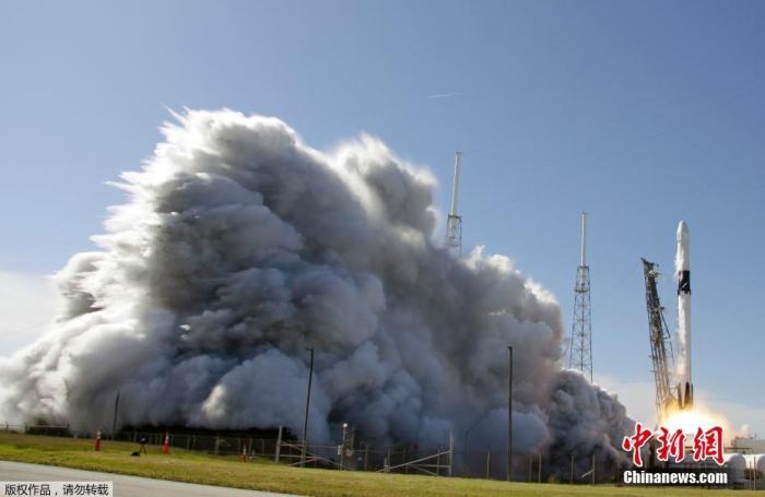 资料图：当地时间2019年12月5日，美国佛州卡纳维拉尔角空军基地，SpaceX猎鹰9号火箭搭载龙飞船发射升空，该飞船携带了近6000磅(约2722公斤)的补给物资和研究材料。