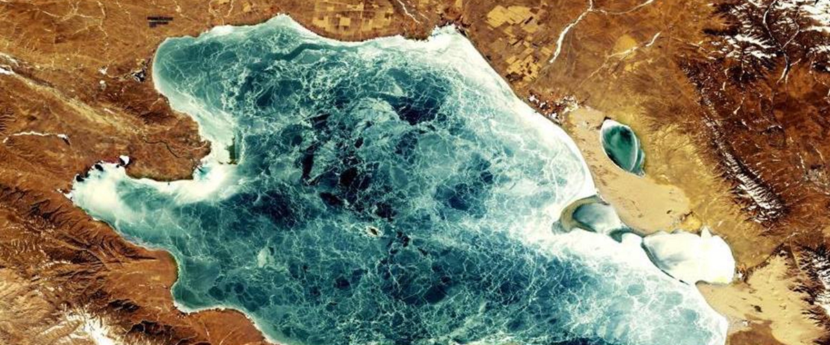 卫星“回眸”青海湖：或千里冰封 或宛如碧玉