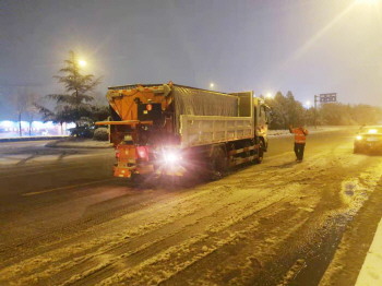 淄博中心城区180余吨融雪剂 1900余名环卫工人24小时除雪