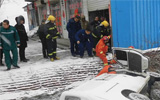 雪天里淄博一面包车侧翻滑落路旁沟内 消防员救援发现车内散落大量现金